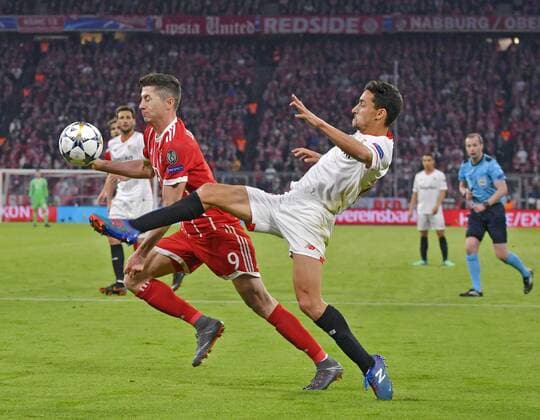 11 04 2018 Football UEFA Champions League 2017 2018 Quarter-finals 2nd leg FC Bayern Munich Sevilla FC at Allianzarena Munich v left Robert Lewandowski FC Bayern Munich v Jesus Navas FC Sevilla