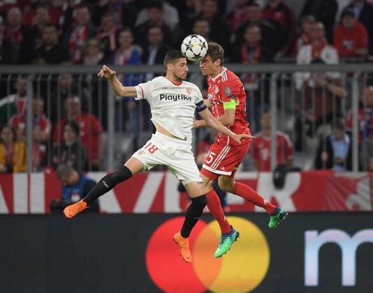 11 04 2018 Football UEFA Champions League Season 2017 2018 Quarter-finals FC Bayern Muenchen FC Sevilla mas Mueller Thomas Mueller Bayern Muenchen re against Sergio Escudero Sevilla FC Team2