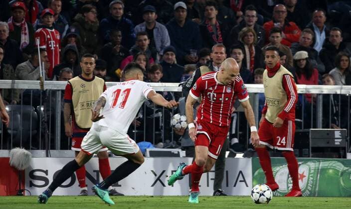 UEFA Champions League FC Bayern Munich Sevilla FC Quarter-finals Relegation Quarter Finals 2nd leg 11 04 2018 at Allianz Arena Season 2017 18 xmdx Joaquin CORREA 11 Sevilla FC Arjen ROBBEN 10 FC Bayern Muenchen FC Bayern Muenchen Sevilla FC