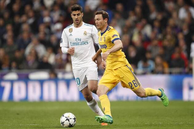 (l-r) Marco Asensio of Real Madrid, Stephan Lichtsteiner of Juventus FC during the UEFA Champions League quarter final match between Real Madrid and Juventus FC at the Santiago Bernabeu stadium on April 11, 2018 in Madrid, Spain UEFA Champions League 2017 2018 xVIxVIxImagesx xMauricexvanxSteenxIVx 10619683