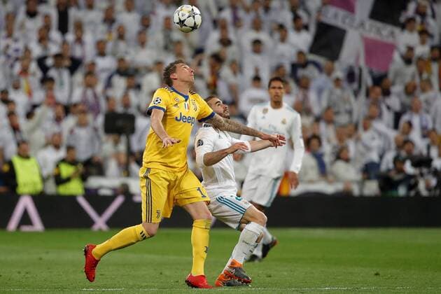 Real Madrid s Dani Carvajal (R) vies for the ball with Juventus Mario Mandzukic during the UEFA Champions League quarter final second leg match between Real Madrid and Juventus at the Santiago Bernabeu stadium in Madrid, Spain, 11 April 2018. REAL MADRID VS. JUVENTUS !ACHTUNG: NUR REDAKTIONELLE NUTZUNG!  Copyright: xKikoxHuescax MAD21 20180411-636590814751297925