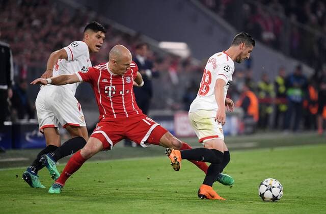 FOOTBALL CHAMPIONS LEAGUE SEASON 2017 2018 QUARTERLY FINAL FC Bayern Muenchen FC Sevilla 11 04 2018 Arjen Robben Center Bayern Munich against Joaquin Correa li and Sergio Escudero re both FC Sevilla Muenchen