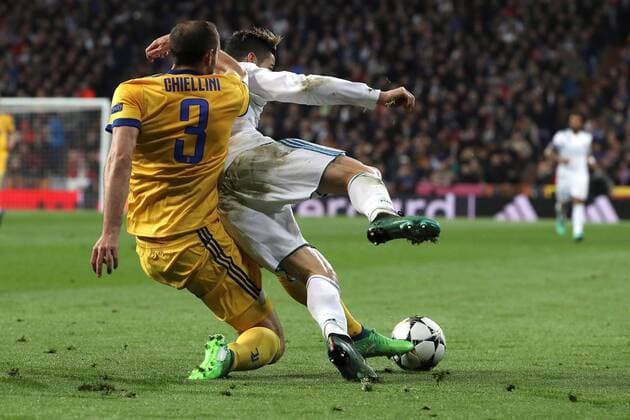 Real Madrid s Cristiano Ronaldo (R) vies for the ball with Juventus Giorgio Chiellini during the UEFA Champions League quarter final second leg match between Real Madrid and Juventus at the Santiago Bernabeu stadium in Madrid, Spain, 11 April 2018. REAL MADRID VS. JUVENTUS !ACHTUNG: NUR REDAKTIONELLE NUTZUNG!  Copyright: xKikoxHuescax MAD28 20180411-636590817934911048