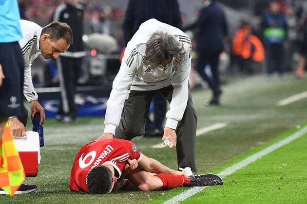 11 04 2018 xjhx Football Champions League FC Bayern Muenchen FC Sevilla emspor v l Dr Hans Wilhelm Mueller Wohlfahrt FCB Bayern Munich Muenchen Robert Lewandowski FC Bayern Munich Muenchen