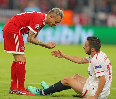 SOCCER - UEFA CL, Bayern vs Sevilla MUNICH,GERMANY,11.APR.18 - SOCCER - UEFA Champions League, quarter finals, FC Bayern Muenchen vs FC Sevilla. Image shows Rafinha (Bayern) and Pablo Sarabia (Sevilla). GEPAxpictures xThomasxBachun