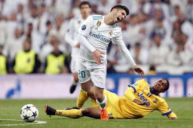(l-r) Marco Asensio of Real Madrid, Douglas Costa of Juventus FC during the UEFA Champions League quarter final match between Real Madrid and Juventus FC at the Santiago Bernabeu stadium on April 11, 2018 in Madrid, Spain UEFA Champions League 2017 2018 xVIxVIxImagesx xMauricexvanxSteenxIVx 10619755