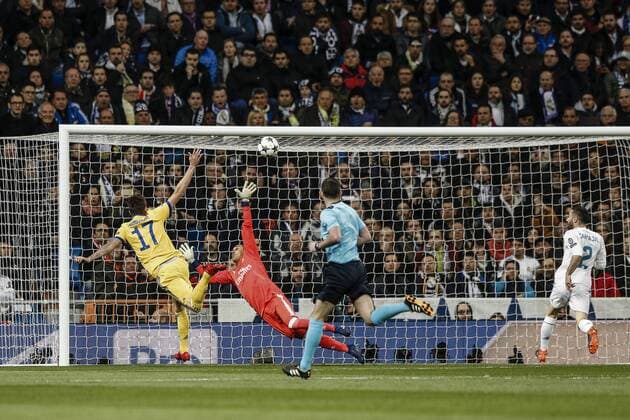 11th April 2018, Santiago Bernabeu, Madrid, Spain; UEFA Champions League football, quarter final, second leg, Real Madrid versus Juventus; Mario Mandzukic (Juventus) scores with a header in the to make it 0-1 in minute 2  ActionPlus12012173