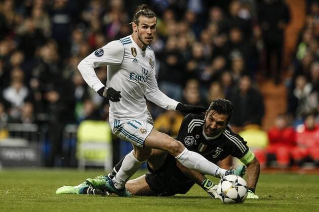 Bilder des Tages - SPORT 11th April 2018, Santiago Bernabeu, Madrid, Spain; UEFA Champions League football, quarter final, second leg, Real Madrid versus Juventus; Gareth Bale (Real Madrid) goes around Buffon but cannot get his back-heeled shot on goal  ActionPlus12012179