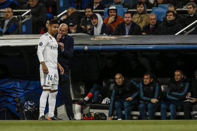 11th April 2018, Santiago Bernabeu, Madrid, Spain; UEFA Champions League football, quarter final, second leg, Real Madrid versus Juventus; Carlos Enrique Casemiro (Real Madrid)is spoken to by coach Zinedine Zidane of Real Madrid  ActionPlus12012186