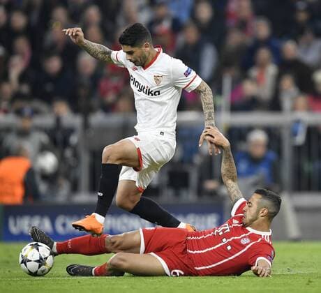 Match Thiago Alcantara FC Bayern Munich vs. Ever Banega FC Sevilla FC Bayern Munich FCB vs Sevilla FC UEFA Champions League CL Quarter-Finals 2nd Leg Match 2017 2018 Munich Allianz Arena 11 04 2018 FC Bayern Munich FCB vs Sevilla FC