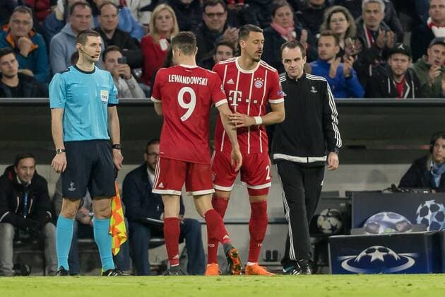 Muenchen Germany 11 04 2018 UEFA Champions League 2017 18 Season Quarter finals Second leg Bayern Munich Muenchen Sevilla FC Bayern Munich Sandro Wagner FCB comes for Robert Lewandowski FCB DeFodi048