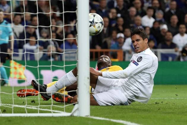 Juventus Blaise Matuidi (L) score the third goal of the team next to Real Madrid s French defender Raphael Varane during the UEFA Champions League quarter final second leg match between Real Madrid and Juventus at the Santiago Bernabeu stadium in Madrid, Spain, 11 April 2018. REAL MADRID VS. JUVENTUS !ACHTUNG: NUR REDAKTIONELLE NUTZUNG!  Copyright: xKikoxHuescax MAD33 20180411-636590826335575109