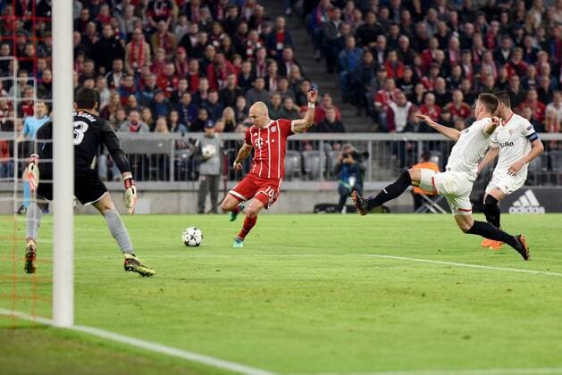 Goalkeeper David Soria FC Sevilla Arjen Robben Bayern Munich Clement Lenglet FC Seville Germany Muenchen Sport Soccer UEFA Champions League Quarter-Finals 2 Match FC Bayern Muenchen vs. Sevilla FC on 11 04 2018 Allianz Arena