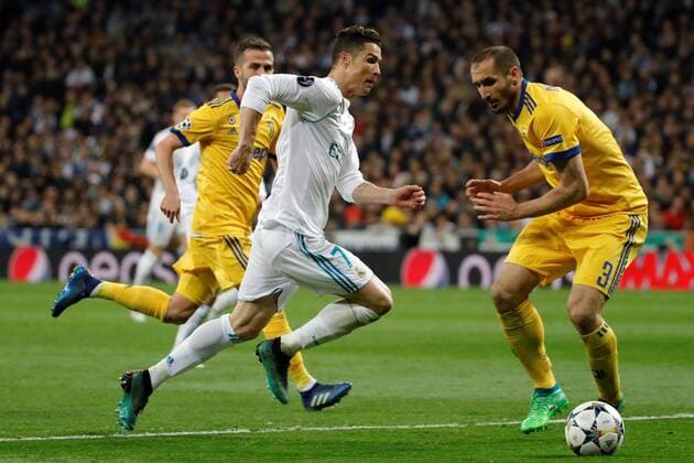 Juventus Giorgio Chiellini (R) vies for the ball with Real Madrid s Cristiano Ronaldo during the UEFA Champions League quarter final second leg match between Real Madrid and Juventus at the Santiago Bernabeu stadium in Madrid, Spain, 11 April 2018. REAL MADRID VS. JUVENTUS !ACHTUNG: NUR REDAKTIONELLE NUTZUNG!  Copyright: xJuanJoxMartinx MAD36 20180411-636590827030566203