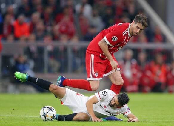 SOCCER - UEFA CL, Bayern vs Sevilla MUNICH,GERMANY,11.APR.18 - SOCCER - UEFA Champions League, quarter finals, FC Bayern Muenchen vs FC Sevilla. Image shows Nolito (Sevilla) and Javi Martinez (Bayern). GEPAxpictures xThomasxBachun