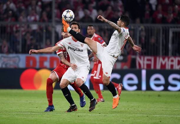 FOOTBALL CHAMPIONS LEAGUE SEASON 2017 2018 QUARTERLY FINAL RECEPTION Bayern Munich Muenchen FC Sevilla 11 04 2018 Ever Banega FC Sevilla on the ball Muenchen