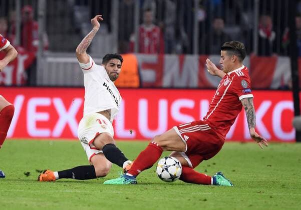 FOOTBALL CHAMPIONS LEAGUE SEASON 2017 2018 QUARTERLY FINAL RECEPTION Bayern Munich Muenchen FC Sevilla 11 04 2018 Ever Banega left FC Sevilla against James Rodriguez re FC Bayern Muenchen Muenchen