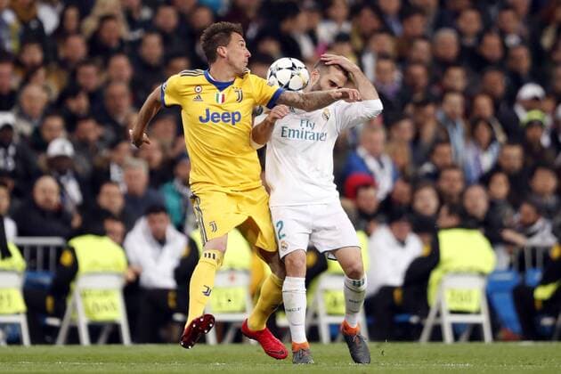 (l-r) Mario Mandzukic of Juventus FC, Daniel Carvajal of Real Madrid during the UEFA Champions League quarter final match between Real Madrid and Juventus FC at the Santiago Bernabeu stadium on April 11, 2018 in Madrid, Spain UEFA Champions League 2017 2018 xVIxVIxImagesx xMauricexvanxSteenxIVx 10619859