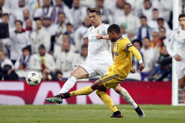 (l-r) Cristiano Ronaldo of Real Madrid, Douglas Costa of Juventus FC during the UEFA Champions League quarter final match between Real Madrid and Juventus FC at the Santiago Bernabeu stadium on April 11, 2018 in Madrid, Spain UEFA Champions League 2017 2018 xVIxVIxImagesx xMauricexvanxSteenxIVx 10619861