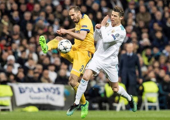 Real Madrid s Cristiano Ronaldo (R) vies for the ball with Juventus Giorgio Chiellini during the UEFA Champions League quarter final second leg match between Real Madrid and Juventus at the Santiago Bernabeu stadium in Madrid, Spain, 11 April 2018. REAL MADRID VS. JUVENTUS !ACHTUNG: NUR REDAKTIONELLE NUTZUNG!  Copyright: xRodrigoxJimenezx MAD37 20180411-636590830771023502