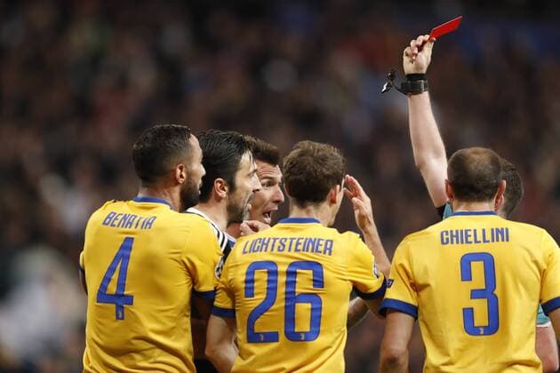Bilder des Tages - SPORT (l-r) Medhi Benatia of Juventus FC, goalkeeper Gianluigi Buffon of Juventus FC, Mario Mandzukic of Juventus FC, goalkeeper Wojciech Szczesny of Juventus FC, referee Michael Oliver, Giorgio Chiellini of Juventus FC during the UEFA Champions League quarter final match between Real Madrid and Juventus FC at the Santiago Bernabeu stadium on April 11, 2018 in Madrid, Spain UEFA Champions League 2017 2018 xVIxVIxImagesx xMauricexvanxSteenxIVx 10619866