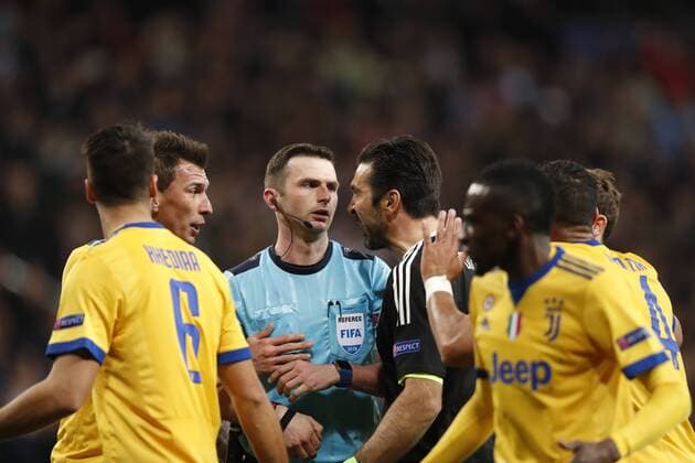 (l-r) Sami Khedira of Juventus FC, Mario Mandzukic of Juventus FC, referee Michael Oliver, goalkeeper Gianluigi Buffon of Juventus FC during the UEFA Champions League quarter final match between Real Madrid and Juventus FC at the Santiago Bernabeu stadium on April 11, 2018 in Madrid, Spain UEFA Champions League 2017 2018 xVIxVIxImagesx xMauricexvanxSteenxIVx 10619867