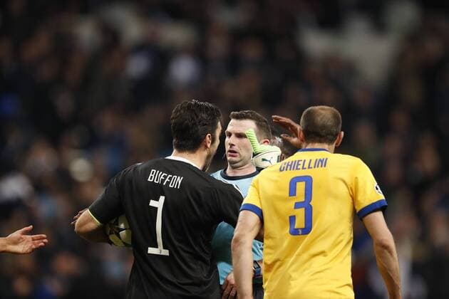 (l-r) goalkeeper Gianluigi Buffon of Juventus FC, referee Michael Oliver, Giorgio Chiellini of Juventus FC during the UEFA Champions League quarter final match between Real Madrid and Juventus FC at the Santiago Bernabeu stadium on April 11, 2018 in Madrid, Spain UEFA Champions League 2017 2018 xVIxVIxImagesx xMauricexvanxSteenxIVx 10619869