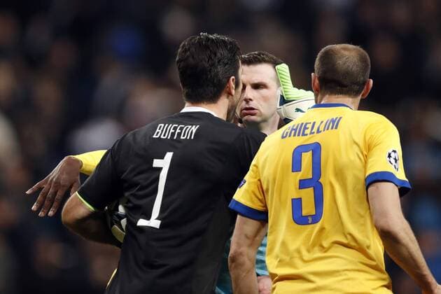 (l-r) goalkeeper Gianluigi Buffon of Juventus FC, referee Michael Oliver, Giorgio Chiellini of Juventus FC during the UEFA Champions League quarter final match between Real Madrid and Juventus FC at the Santiago Bernabeu stadium on April 11, 2018 in Madrid, Spain UEFA Champions League 2017 2018 xVIxVIxImagesx xMauricexvanxSteenxIVx 10619870