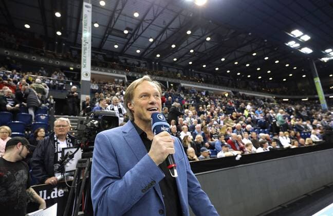 Photo ARD TV with live broadcast from Kiel here in the interview the moderator Gerhard Delling Handball men on 24 03 2018 1 Bundesliga THW Kiel Rhine Neckar Löwen 27 22