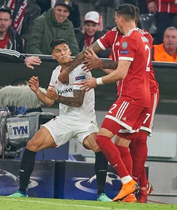 Red Card Joaquin CORREA Sevilla 11 Foul on Javi MARTINEZ FCB 8 attacked by Jerome BOATENG FCB 17 Sandro WAGNER FCB 2 FC BAVARIA MUENCHEN FC SEVILLA Quarterfinal Rueckspiel Soccer UEFA Champions League Munich Germany 11 04 2018 CL Season 2017 2018 FCB