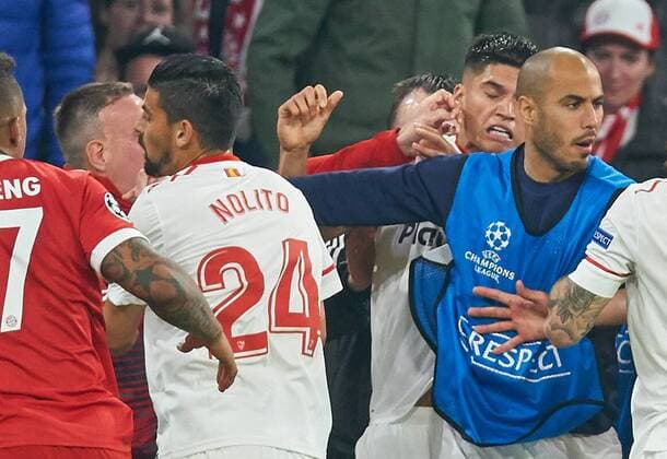 Red Card Joaquin CORREA Sevilla 11 Foul on Javi MARTINEZ FCB 8 attacked by Franck RIBERY FCB 7 FC BAVARIA MUENCHEN FC SEVILLA Quarterfinal Rueckspiel Soccer UEFA Champions League Munich Germany 11 04 2018 CL Season 2017 2018 FCB