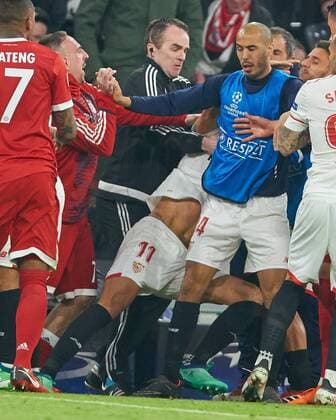 Red Card Joaquin CORREA Sevilla 11 Foul on Javi MARTINEZ FCB 8 attacked by Franck RIBERY FCB 7 FC BAVARIA MUENCHEN FC SEVILLA Quarterfinal Rueckspiel Soccer UEFA Champions League Munich Germany 11 04 2018 CL Season 2017 2018 FCB