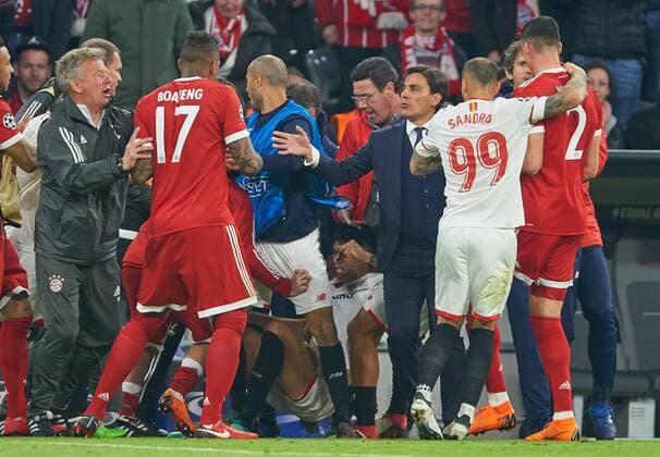 Red Card Joaquin CORREA Sevilla 11 on the ground Foul on Javi MARTINEZ FCB 8 attacked by Franck RIBERY FCB 7 Unai EMERY Sevilla Coach reassured FC BAVARIA MUENCHEN FC SEVILLA Quarterfinal Rueckspiel Soccer UEFA Champions League Muenchen Germany 11 04 2018 CL Season 2017 2018 FCB