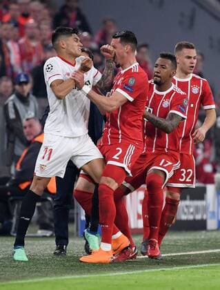 FOOTBALL CHAMPIONS LEAGUE SEASON 2017 2018 QUARTERLY FINAL RECEPTION Bayern Munich Muenchen FC Sevilla 11 04 2018 Ruddy formation on the sidelines Joaquin Correa left FC Sevilla confronts Sandro Wagner Jerome Boateng and Joshua Kimmich v l all FC Bayern Muenchen Muenchen