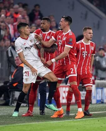 FOOTBALL CHAMPIONS LEAGUE SEASON 2017 2018 QUARTERLY FINAL RECEPTION Bayern Munich Muenchen FC Sevilla 11 04 2018 Ruddy formation on the sidelines Joaquin Correa left FC Sevilla confronts Sandro Wagner Jerome Boateng and Joshua Kimmich v l all FC Bayern Muenchen Muenchen