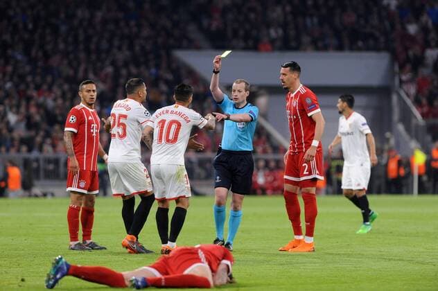 Yellow card Warning for Ever Banega FC Sevilla 10 after a foul on Javier Martinez FC Bayern Muenchen front in the CL match between Bayern Munich and Sevilla FC 11 04 2018 Muenchen Copyright: xStuetzle xEibner-Pressefotox EP_EER