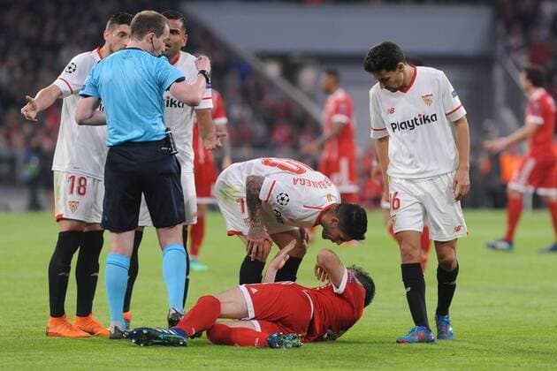 Ever Banega FC Sevilla 10 and Javier Martinez FC Bayern Munich at the CL match between FC Bayern Muenchen and FC Sevilla 11 04 2018 Muenchen Copyright: xStuetzle xEibner-Pressefotox EP_EER