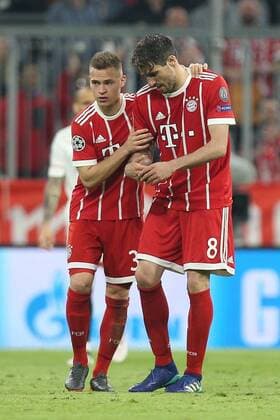 l Joshua Kimmich 32 FC Bayern Muenchen looks after the battered Javi Martinez 8 Bayern Munich Muenchen FC Bayern Muenchen vs Sevilla FC Quarterfinals Champions League 11 04 2018 Muenchen Bayern Germany Copyright: xkolbert-press ChristianxKolbertx