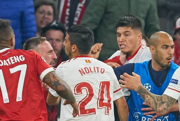 Red Card Joaquin CORREA Sevilla 11 Foul on Javi MARTINEZ FCB 8 attacked by Franck RIBERY FCB 7 FC BAVARIA MUENCHEN FC SEVILLA Quarterfinal Rueckspiel Soccer UEFA Champions League Munich Germany 11 04 2018 CL Season 2017 2018 FCB