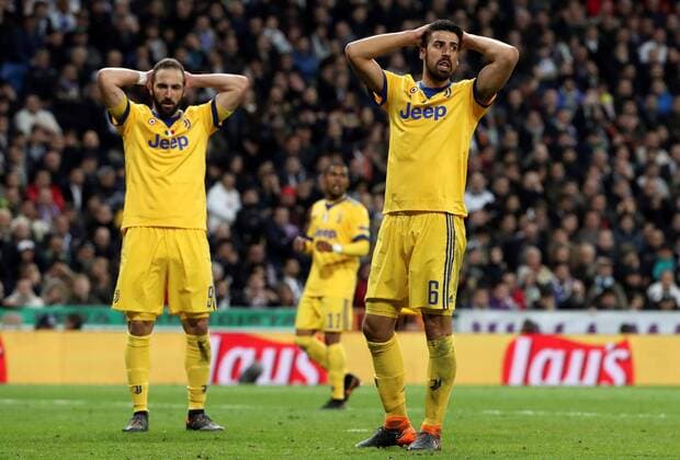 Bilder des Tages - SPORT Juventus Higuain (L) and Khedira (R) react during the UEFA Champions League quarter final second leg match between Real Madrid and Juventus at the Santiago Bernabeu stadium in Madrid, Spain, 11 April 2018. REAL MADRID VS. JUVENTUS !ACHTUNG: NUR REDAKTIONELLE NUTZUNG!  Copyright: xKikoxHuescax MAD41 20180411-636590845296405556