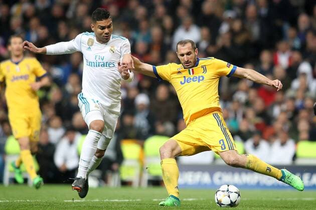 Real Madrid s Carlos Henrique Casemiro (l) and Juventus Football Club s Giorgio Chielini during Champions League Quarter-Finals 2nd leg match. April 11,2018.  (2018041125)