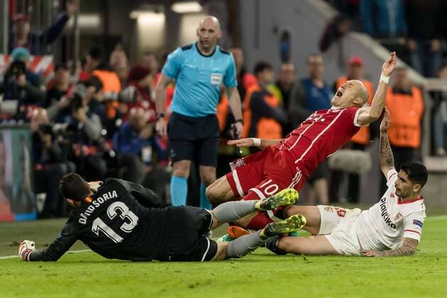 Muenchen Germany 11 04 2018 UEFA Champions League 2017 18 Season Quarter finals Second leg FC Bayern Munich Sevilla FC Ever Banega FCS Goalkeepers David Soria FCS and Arjen Robben FCB in a duel DeFodi048