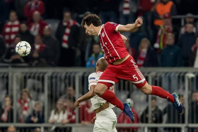 Muenchen Germany 11 04 2018 UEFA Champions League 2017 18 Season Quarter finals Second leg Bayern Munich Sevilla FC Steven N Zonzi FCS and Mats Hummels FCB in a duel DeFodi048