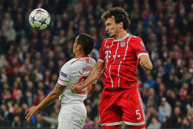 Muenchen Germany 11 04 2018 UEFA Champions League 2017 18 Season Quarter finals Second leg Bayern Munich Sevilla FC Luis Muriel FCS and Mats Hummels FCB in a duel DeFodi501