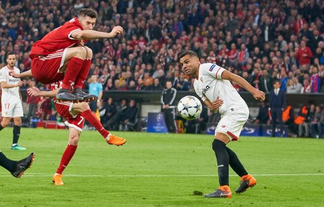 Franck RIBERY FCB 7 Shot on goal shooting on target Draws off Free-kick Robert LEWANDOWSKI FCB 9 jumps up Gabriel MERCADO Sevilla 25 on right FC BAYERN MUENCHEN FC SEVILLA Quarter-final round of football Soccer UEFA Champions League Munich Germany 11 04 2018 CL Season 2017 2018 FCB
