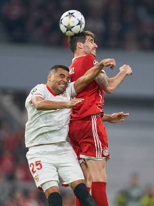 Javi MARTINEZ FCB 8 tackle action against the ball against Gabriel MERCADO Sevilla 25 FC BAVARIA MUENCHEN FC SEVILLA quarter-final tie Football UEFA Champions League Munich Germany 11 04 2018 CL season 2017 2018 FCB