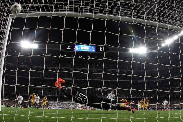 Juventus goalkeeper Szczesny tries to stop Cristiano s penalty during the UEFA Champions League quarter final second leg match between Real Madrid and Juventus at the Santiago Bernabeu stadium in Madrid, Spain, 11 April 2018. REAL MADRID VS. JUVENTUS !ACHTUNG: NUR REDAKTIONELLE NUTZUNG!  Copyright: xJuanJoxMartinx MAD52 20180411-636590857610220770