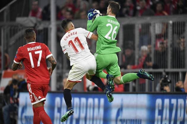 Penalty Scene Goalie Scene Joaquin Correa Sevilla FC Dueling action against goalkeeper Sven Ulreich Bayern Munich FC Bayern Munich FCB vs Sevilla FC UEFA Champions League CL Quarter-finals 2nd leg match 2017 2018 Munich Allianz Arena 11 04 2018 FC Bayern Munich FCB vs Sevilla FC