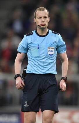 Referee Referee William Collum SCO Gesture Gesture FC Bayern Munich FCB vs Sevilla FC UEFA Champions League CL Quarter-Finals 2nd Leg Match 2 Season 2017 2018 Munich Allianz Arena 11 04 2018 FC Bayern Munich FCB vs Sevilla FC