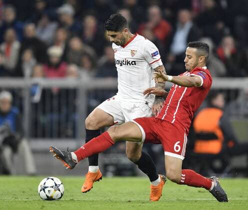 Match Thiago Alcantara FC Bayern Munich vs. Ever Banega FC Sevilla FC Bayern Munich FCB vs Sevilla FC UEFA Champions League CL Quarter-Finals 2nd Leg Match 2017 2018 Munich Allianz Arena 11 04 2018 FC Bayern Munich FCB vs Sevilla FC